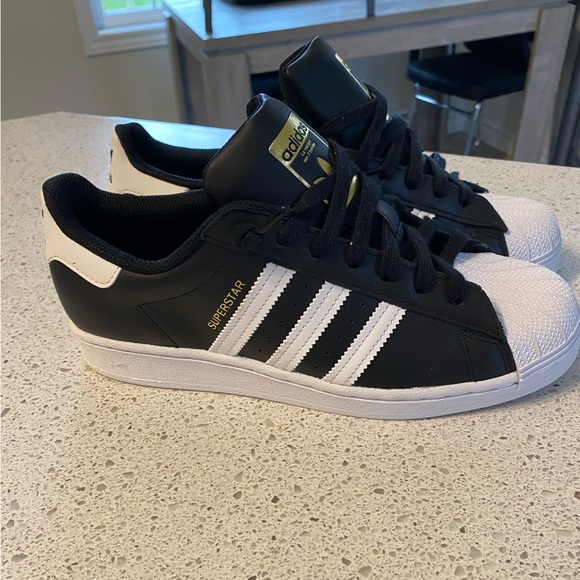 Women’s 9.5 adidas superstars - Picture 3 of 4